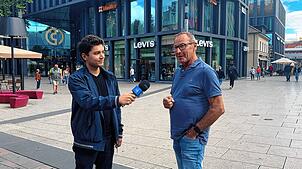 Wolfgang Aberle aus Stockach (rechts) sieht Singens Entwicklung grundsätzlich positiv, wie er dem SÜDKURIER-Reporter Kilian Nagel ...