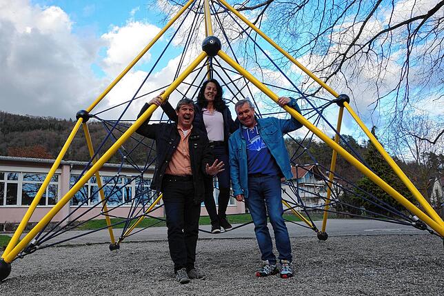 Freuen sich bis heute über die heimliche Baumopflanzaktion (von links): Oliver Huber, Patrizia Sinner und Michael Märte vom Sipplinger ...