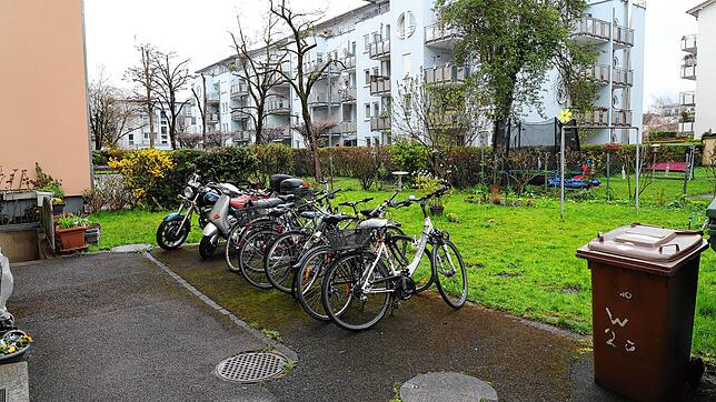 Im Paradies sollen mehr Parkflächen für Fahrräder geschaffen werden. Aber ist das unbedingt nötig? Ein Blick in einen Innenhof zeigt, ...