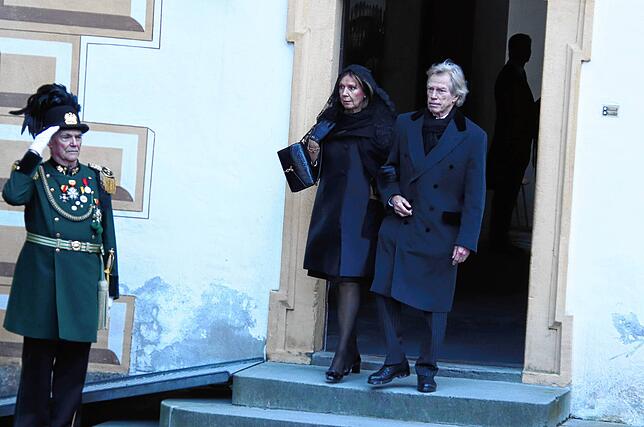 Leopold Prinz von Bayern, ehemaliger Rennfahrer und Inhaber des Modelabels Poldi, hier mit seiner Frau Ursula Möhlenkamp auf dem Weg zur ...