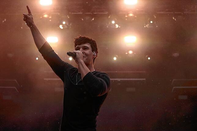 Bild 6: Regenfeste Wincent-Weiss-Fans in Salem