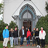 Die Gäste versammeln sich vor dem &bdquo;WIR-Café&ldquo; vor der St. Michael Kapelle auf dem Alten Friedhof. Im Bild (von links) Torsten ...