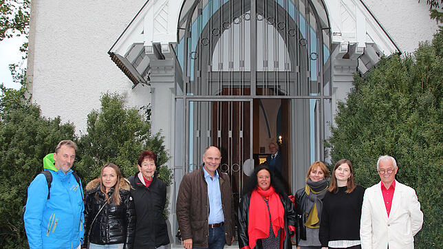 Die Gäste versammeln sich vor dem &bdquo;WIR-Café&ldquo; vor der St. Michael Kapelle auf dem Alten Friedhof. Im Bild (von links) Torsten ...