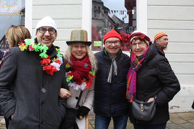 Familie Dietz verfolgt den Umzug direkt am Marktplatz.