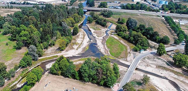 Das Donaudelta des neu gestalteten Zusammenflusses. Die Gewässer sind deutlich zurückgegangen, die Uferbänke liegen zu großen Teilen ...