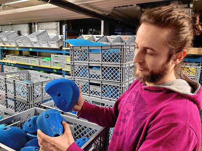 Marcel Dippon im Keller des Kletterwerks, wo die abgenutzten Griffe gewaschen und die neuen Teile gelagert werden.