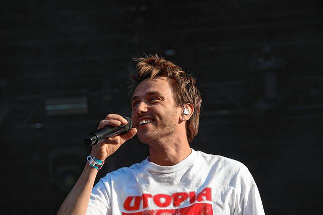 Sänger Clueso performt auf der Blue Stage.