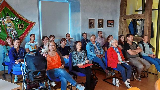 Zahlreiche Erzieherinnen, Elternvertreter und Zuhörerinnen verfolgen die Debatte um die Entwicklung in den Stettener Kindergärten und um ...