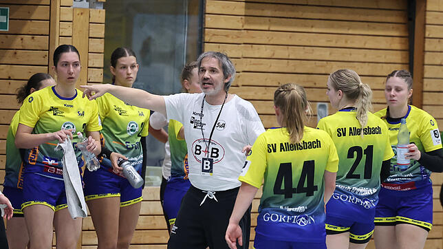 Der Allensbacher Trainer Martin Gerstenecker bei einer Ansprache an ein Team.