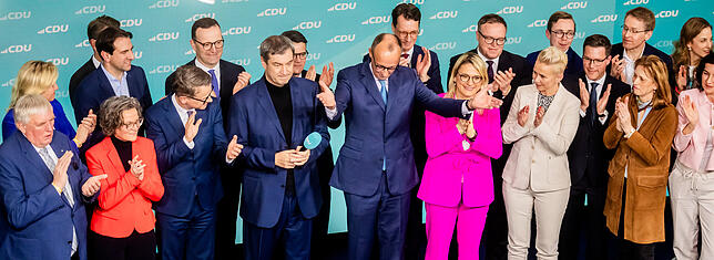 Das versammelte CDU-Präsidium hat sich um Merz geschart, darunter auch der Südbadener Andreas Jung (2.v.l. hinten, Wahlkreis Konstanz).