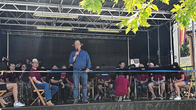 Bürgermeisterstellvertreter Clemens Beirer begrüßt während des Frühschoppens beim Dorffest die Gäste. Foto: Holger Kleinstück
