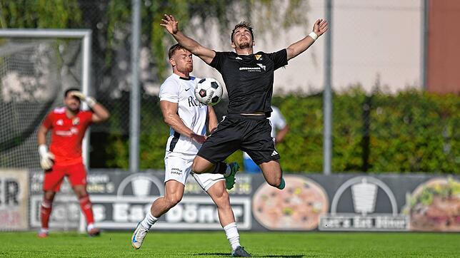 Glücklos: Yannis De Cassan (vorn) verlor mit dem SV 08 Laufenburg beim Tabellenführer FC Teningen trotz einer guten Leistung durch einen ...