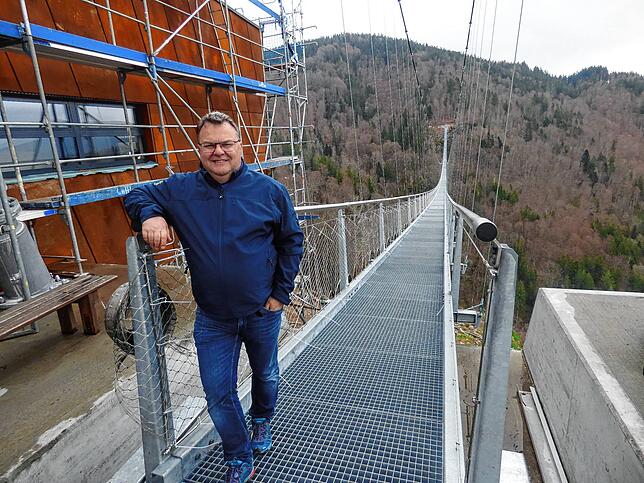 Roland Haag, Projektleiter von der Firma Blackforestline, ist verantwortlich für den Bau der 440 Meter langen Hängebrücke. Die ...
