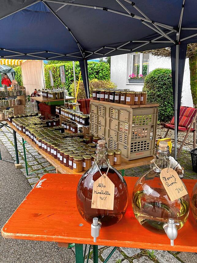 Bild 1: Vielfalt und Gemeinsamkeit beim Naturparkmarkt in Wallbach