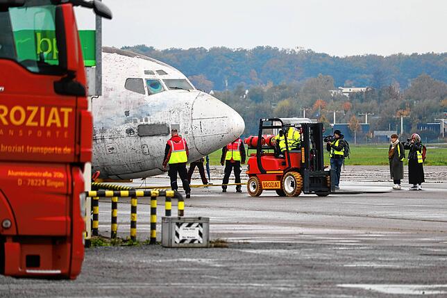 Es geht los: Mit einer 45-minütigen Verspätung beginnt der Transport und die Schaulustigen sehen zunächst das Cockpit des Rumpfes.