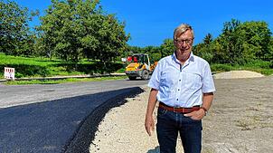 Roland Ballier ärgert sich darüber, wie bei der Baustelle zum Rückbau der L220 vorgegangen wird. Teils wird neu asphaltiert, wie neben ...