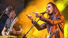 Das Quartett „Circle of Mud“ zeigte, dass Regen und Blues gut zusammenpassen: Die Besucher schafften es, ihnen mit Schirmen lautstark ...
