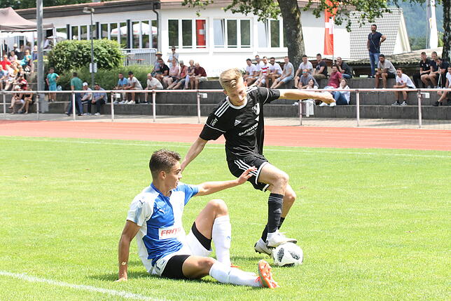 Ausgebremst: Der Laufenburger Emanuel Esser (rechts) hält den Ball geschickt gegen den Züricher Kevin Jodice.