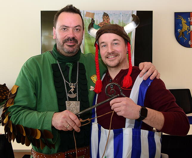 Zunftmeister Martin Hagenbucher und Bürgermeister Sebastian Stiegeler bei der Übergabe des Rathausschlüssels.