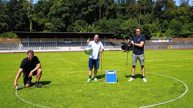 Sportstätte wird zum Freiluft-Konzertsaal (von links): Blechnerei-Geschäftsführer Jürgen Nägele, Kay Brüggemann, Geschäftsführer von ...