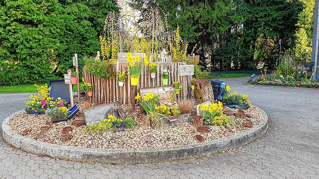 Strahlender Sonnenschein und 25 Grad lockten am 31. März 2021 viele Besucher in den österlich dekorierten Schlosspark.