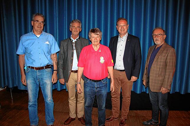 Nach der Auflösung des Vereins: (von links) LGS-Geschäftsführer Roland Leitner, Kassierer Uwe Frassmann, Vorsitzender Reinhard ...