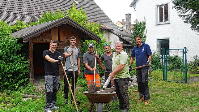Die Böhringer Musiker richten für ihr Dorfplatzfest den angrenzenden alten Garten als Grünfläche her. Von links: Marius Weber, Daniel ...
