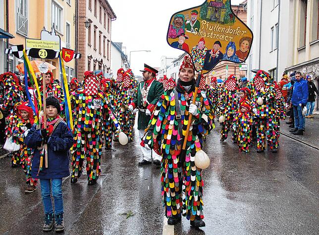 Die Stegstreckerzunft aus Pfullendorf lief an 21. Stelle &ndash; vornweg die Hänsele und in der Mitte mit Narrenbolizei Rainer Bosch.