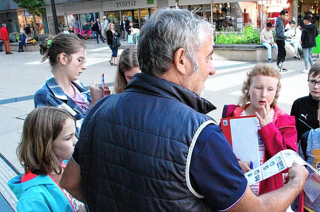 Wolfgang Seliger vermittelt den Kindern an der August-Ruf-Straße, was sich vor bald 50 Jahren hier zugetragen hat.
