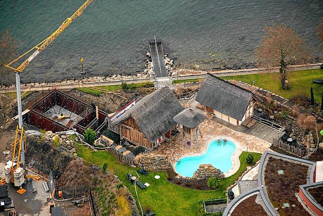 Dieses Luftbild entstand während der Bauarbeiten für die neue Pfahlbausauna im Dezember 2007.
