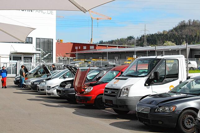 Im Außenbereich standen die zu versteigernden Fahrzeuge aufgereiht zur Besichtigung bereit.