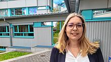 FDP-Stadträtin Julia Zülke vor dem Stockacher Rathaus. Die 35-Jährige zieht Bilanz, wie gut im Gemeinderat die Ziele ihrer Fraktion aus ...