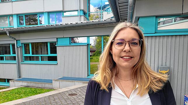 FDP-Stadträtin Julia Zülke vor dem Stockacher Rathaus. Die 35-Jährige zieht Bilanz, wie gut im Gemeinderat die Ziele ihrer Fraktion aus ...