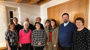 Der Vorstand der Chorgemeinschaft Hochsal-Laufenburg mit den neuen Beisitzern und Pfarrer Philipp Ostertag (Zweiter von rechts). Bild: ...
