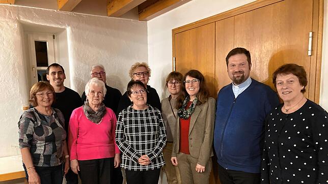 Der Vorstand der Chorgemeinschaft Hochsal-Laufenburg mit den neuen Beisitzern und Pfarrer Philipp Ostertag (Zweiter von rechts). Bild: ...