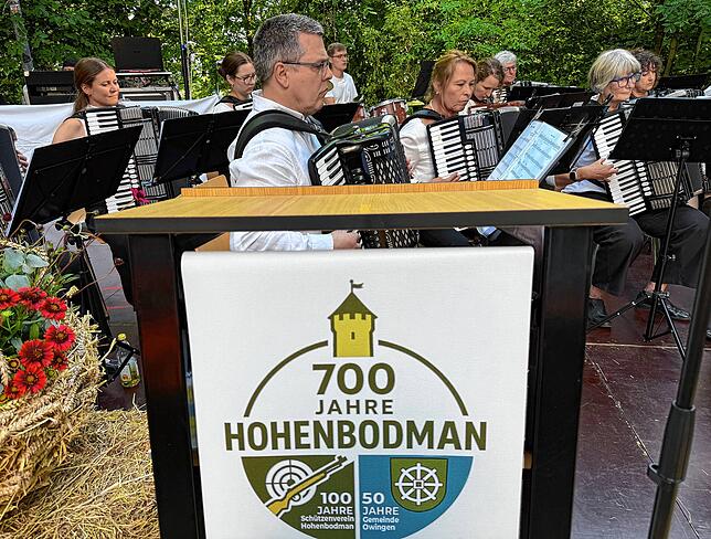 Die Harmonika-Freunde begleiteten die Jubiläumsfeier musikalisch.