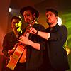 Patrick Huber, Severin Ebner und Danielle Cuviello (von links) führen beim Jahresabschlusskonzert im Kursaal gemeinsam ihr Lied ...