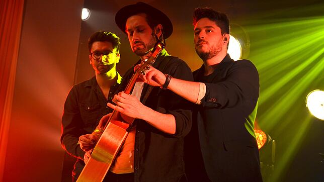 Patrick Huber, Severin Ebner und Danielle Cuviello (von links) führen beim Jahresabschlusskonzert im Kursaal gemeinsam ihr Lied ...