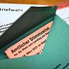 Ein Stimmzettel zur Landtagswahl in Baden-Württemberg liegt in einem Wahlumschlag auf Dokumenten zur Briefwahl.