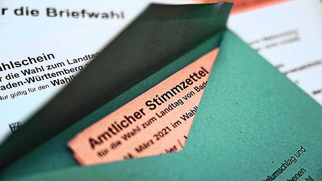 Ein Stimmzettel zur Landtagswahl in Baden-Württemberg liegt in einem Wahlumschlag auf Dokumenten zur Briefwahl.