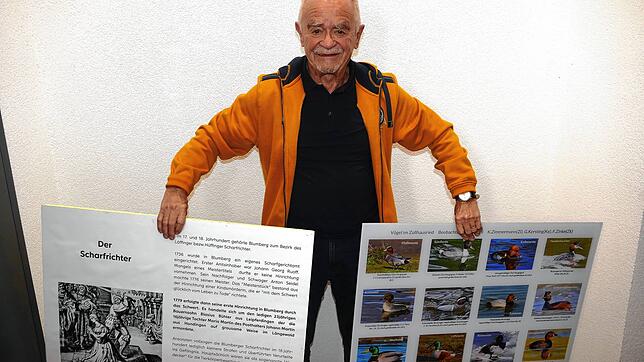&bdquo;Wurzelsucher&ldquo; Jürgen Mahler präsentiert im Gemeinderat zwei der Wandtafeln für das im Heimatmuseum. Beim Geschichts- und ...