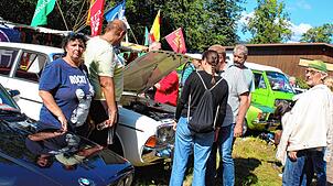 Viel zu sehen und regen Austausch gab es für Oldtimer-Freunde am Sonntag in Hasel.
