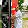 Schon fast leer? Samuele Catanzariti bestückt den Kühlraum des Backautomaten neu mit den selbstgemachten Pizzen.