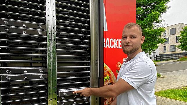 Schon fast leer? Samuele Catanzariti bestückt den Kühlraum des Backautomaten neu mit den selbstgemachten Pizzen.