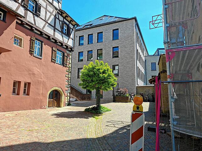 Hier folgt eine der letzten Bauphasen der Pflastersanierung: Auch die Fläche unterhalb des Rathauses zwischen der WC-Anlage und dem ...
