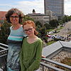 Claudia Diehl und ihre Tochter Pia Preisendörfer auf ihrer Dachterrasse. Im Hintergrund ist der Bahnübergang auf der Fahrradstraße zu sehen.