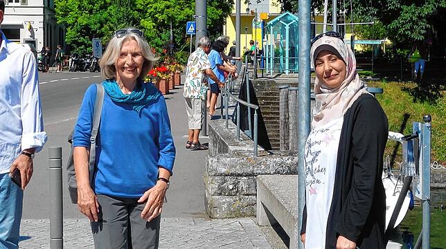 Mechthild Stolleis (links) und Nahja Arab aus Syrien brechen zu ihrem Sprach-Spaziergang auf.