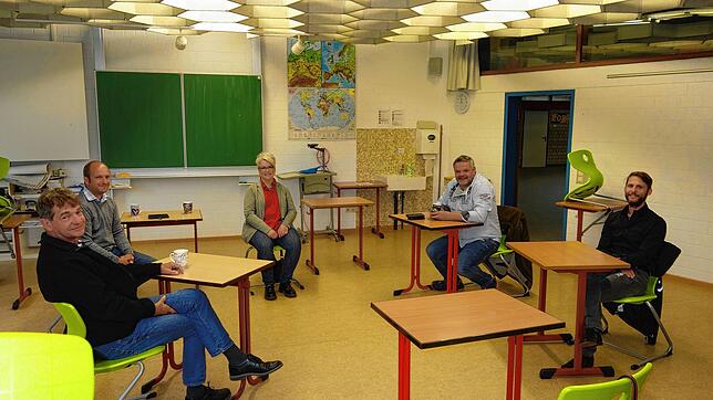 Die Rektoren der Engener Schulen tauschen sich aus (von links): Markus Oppermann (GS Welschingen), Daniel Jedlicka ...