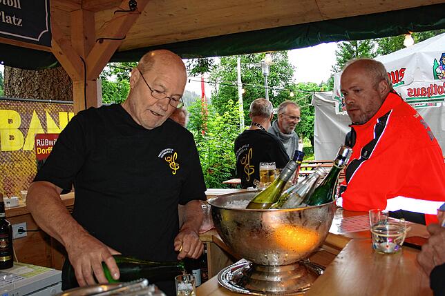 Sommerparty Todtmoos: Reinhold Kiefer am Weinbrunnen.