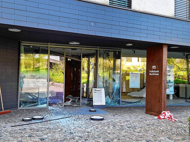 Bild 3: Sprengung der Filiale der Volksbank Hochrhein in Albbruck: Erdrückende Bilder vom Tatort